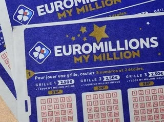 EUROMILLIONS : IL NETTOIE SA COQUE DE TÉLÉPHONE ET RETROUVE UN TICKET GAGNANT À 1 MILLION D’EUROS