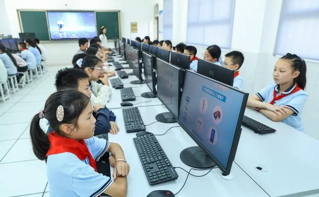 POUR DOUBLER LES ÉTATS-UNIS, LA CHINE VEUT IMPLANTER L’IA DANS TOUTES LES ÉCOLES D’ICI À 2030