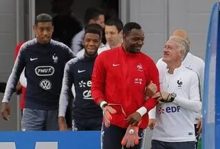 TÉMOIGNAGE. « DIDIER ? C’EST LE COACH DE MA VIE » : STEVE MANDANDA RACONTE SON DESCHAMPS