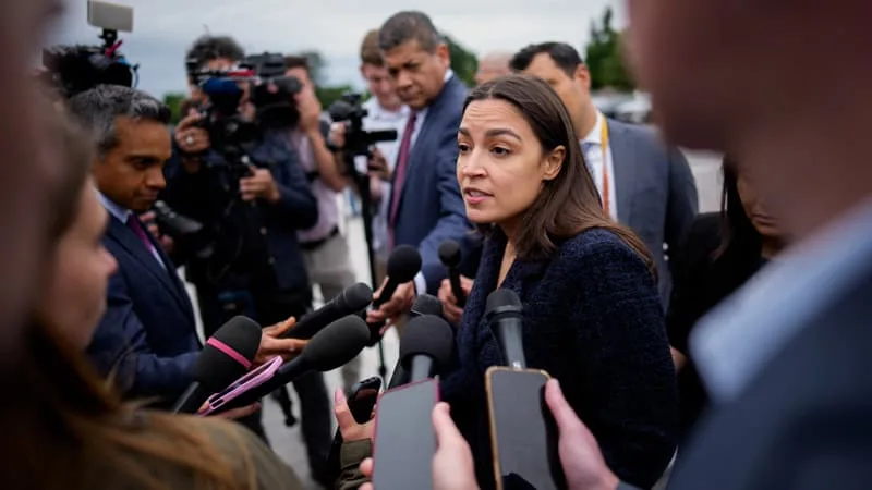 « LE SENTIMENT DE MIEUX CONTRÔLER MA VIE »: L’ÉLUE DÉMOCRATE AMÉRICAINE ALEXANDRIA OCASIO-CORTEZ SE CONFIE SUR SON CHOIX DE CONGELER SES OVOCYTES