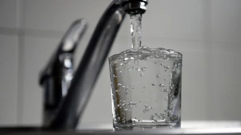 LES FACTURES D’EAU NE REPRÉSENTENT « QUE 1% » DU BUDGET DES MÉNAGES: IL FAUDRAIT AUGMENTER LES TARIFS DE 3,5 À 6% POUR SEULEMENT « MAINTENIR LES INFRASTRUCTURES EN L’ÉTAT », SELON UNE ÉTUDE