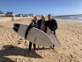 « J’AI VRAIMENT EU TRÈS PEUR » : DEUX SURFEURS SAUVENT UN BAIGNEUR DE 76 ANS SUR UNE PLAGE DE BATZ-SUR-MER