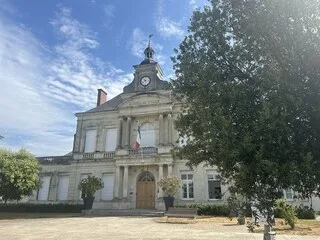 « PERSONNAGE MONSTRUEUX », « AUCUNE PITIÉ » : LES RÉACTIONS AFFLUENT APRÈS L’INCARCÉRATION DE CE MAIRE DE MAINE-ET-LOIRE
