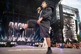 TOUT PRÈS DE LA SCÈNE, AVEC LA RÉGIE SON, DANS LA FOULE… AU CŒUR DU CONCERT MAGISTRAL D’ORELSAN AUX VIEILLES CHARRUES