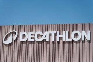 ARMÉS DE HACHES, ILS BRAQUENT UN MAGASIN DECATHLON EN ESPAGNE ET REPARTENT AVEC 2 000 €