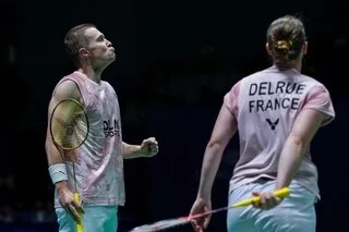 CHAMPIONNATS DU MONDE DE BADMINTON. DELPHINE DELRUE ET THOM GICQUEL SE QUALIFIENT EN QUARTS DE FINALE DU DOUBLE MIXTE