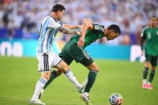 COUPE DU MONDE. LIONEL MESSI AURAIT-IL DÛ RECEVOIR UN CARTON ROUGE CONTRE L’ALGÉRIE ?
