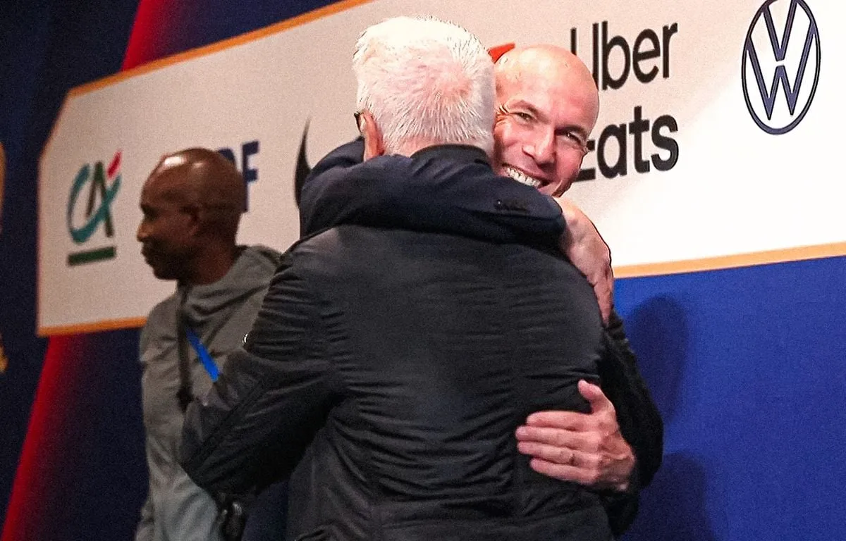 FRANCE – BELGIQUE : L’ACCOLADE PLEINE D’ÉMOTIONS ENTRE ZINÉDINE ZIDANE ET AIMÉ JACQUET AU STADE DE FRANCE