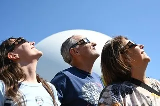 ÉCLIPSE, PROTÉGEZ VOS YEUX ! EN 1999, AU MOINS 253 PERSONNES ONT SOUFFERT D’ATTEINTES DE LA RÉTINE