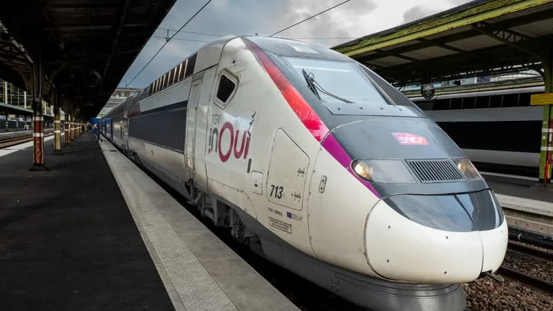 FRÉQUENTATION RECORD, PRIX STABLES (SAUF POUR LES OUIGO QUI ONT FLAMBÉ DE 30% DEPUIS 2019): LE TRAIN CONFIRME SON SUCCÈS EN FRANCE, À LA DIFFÉRENCE DE NOS VOISINS
