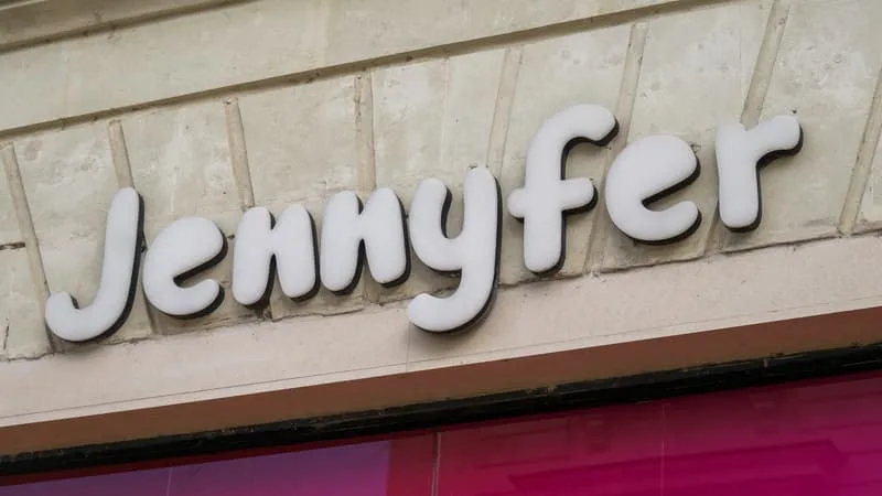 APRÈS AVOIR DISPARU DES RAYONS, LA MARQUE DE PRÊT-À-PORTER JENNYFER REVIENT DANS LES MAGASINS DU GROUPE BEAUMANOIR