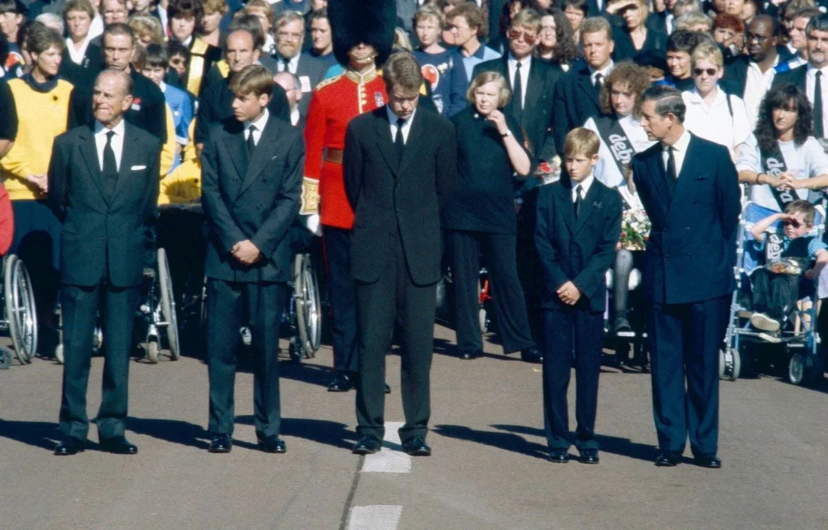 « IL A PÉTÉ UN CÂBLE » : POURQUOI LE LIVRE DE CHARLES SPENCER SUR LADY DI MET (DE NOUVEAU) À MAL LA FAMILLE ROYALE