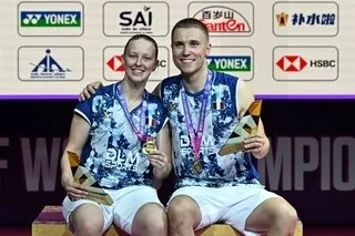 « ON EST SUR LE TOIT DU MONDE » : CHAMPIONS DU MONDE DE BADMINTON EN DOUBLE, DELPHINE DELRUE ET THOM GICQUEL SAVOURENT