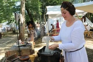 LES REMPARTS EN RUINE DE CE CHÂTEAU DE VENDÉE REPRENNENT VIE LORS DES MÉDIÉVALES