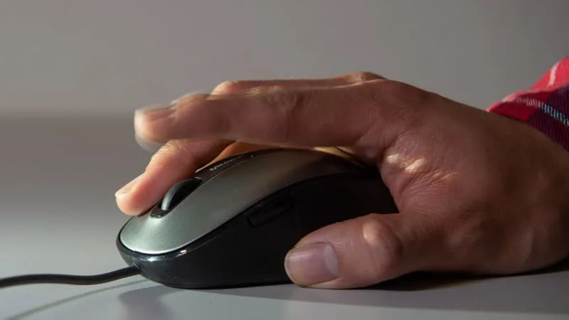 META CONTRAINT DE METTRE EN PAUSE LE PROGRAMME DE SUIVI DES MOINDRES MOUVEMENTS DE SES EMPLOYÉS, DESTINÉS À ENTRAÎNER SES IA, DES DONNÉES PERSONNELLES ENREGISTRÉES ÉTAIENT ACCESSIBLES EN INTERNE SANS RESTRICTION