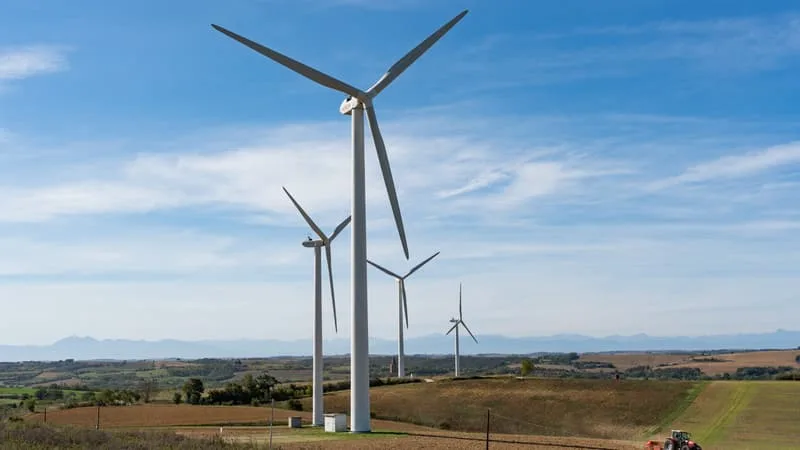 TOTALENERGIES RACHÈTE LES ACTIVITÉS D’ÉNERGIES RENOUVELABLES TERRESTRES EN EUROPE DE SHELL ET REVEND UNE PARTIE DE SES PARCS SOLAIRE ET ÉOLIEN À UN FONDS D’INVESTISSEMENT AMÉRICAIN POUR 1,8 MILLIARD D’EUROS