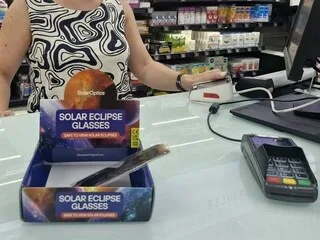 ÉCLIPSE SOLAIRE. « PERSONNE N’AVAIT IMAGINÉ L’AMPLEUR DE LA DEMANDE » : LA RUÉE SUR LES DERNIÈRES LUNETTES