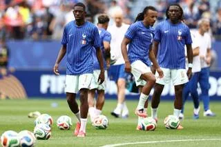 NORVÈGE – FRANCE. LA FIFA REFUSE LE PORT D’UN BRASSARD NOIR AUX BLEUS EN HOMMAGE À LA MÈRE DE DIDIER DESCHAMPS