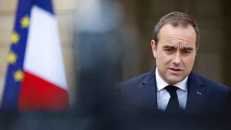 6,4 MILLIARDS D’EUROS EN PLUS POUR LES ARMÉES, HAUSSE DE 800 MILLIONS POUR L’ÉDUCATION NATIONALE, MAIS DES DÉPENSES QUI AUGMENTERONT MOINS VITE QUE L’INFLATION… SÉBASTIEN LECORNU PROMET DU « SUR-MESURE » POUR LE BUDGET 2027