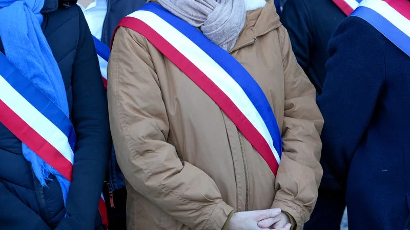 « AVEC LES AGENTS PUBLICS, LES COMMERÇANTS ET LES HABITANTS »: LES MAIRES DE LOIRE-ATLANTIQUE APPELLENT AUX RASSEMBLEMENTS CE LUNDI DEVANT LES MAIRIES