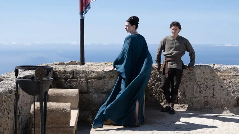 « JE PENSAIS QUE J’ÉTAIS COMPLÈTEMENT EN TRAIN DE ME PLANTER! »: TOM HOLLAND RACONTE SES DÉBUTS ÉPROUVANTS SUR LE TOURNAGE DE « L’ODYSSÉE »