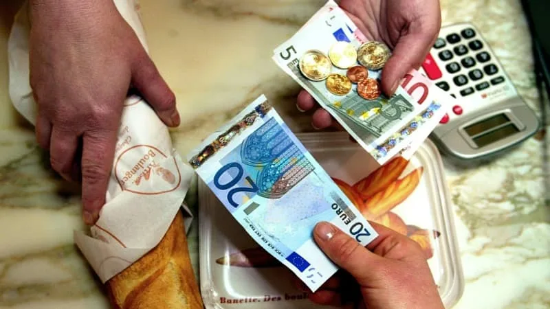LES EUROPÉENS PENSAIENT QUE LA PANDÉMIE LES AVAIT ENTERRÉES: CONSIDÉRÉES COMME FIABLES ET DISCRÈTES, LES ESPÈCES DEMEURENT LE MOYEN DE PAIEMENT LE PLUS ACCEPTÉ DANS LES COMMERCES DE LA ZONE EURO (MAIS LA CARTE EST JUSTE DERRIÈRE)