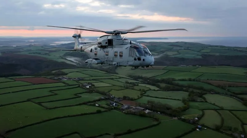 AU MOINS TROIS MORTS APRÈS LE CRASH D’UN HÉLICOPTÈRE DE LA ROYAL NAVY DANS UN CHAMP AU ROYAUME-UNI