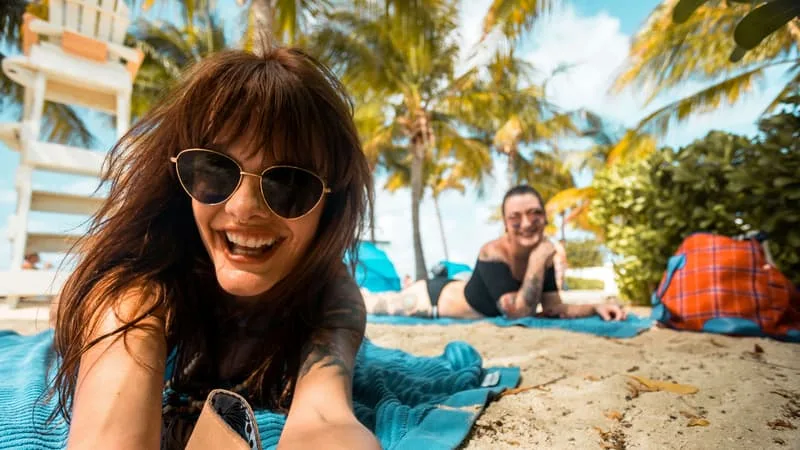 COMMENT, EN PLUS DES RISQUES DE CAMBRIOLAGE, PUBLIER DES PHOTOS DE VOUS EN VACANCES OUVRE LA VOIE À DES ARNAQUES CIBLÉES RENDUES POSSIBLES PAR L’IA