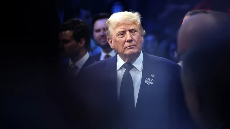 « UNE AMBIGUÏTÉ OMNIPRÉSENTE »: DONALD TRUMP PEUT-IL VRAIMENT REVENDIQUER LA VICTOIRE APRÈS L’ANNONCE D’UN ACCORD SUR LA FIN DE LA GUERRE EN IRAN?