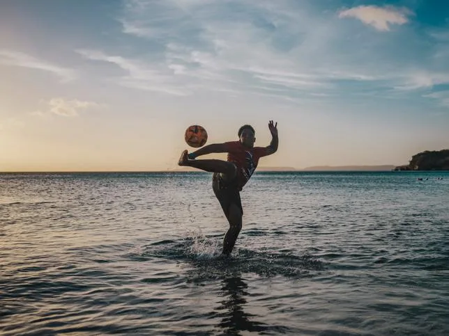 CURAÇAO, PLUS PETITE NATION QUALIFIÉE POUR UNE COUPE DU MONDE DE FOOTBALL, EST PRÊTE À VIBRER