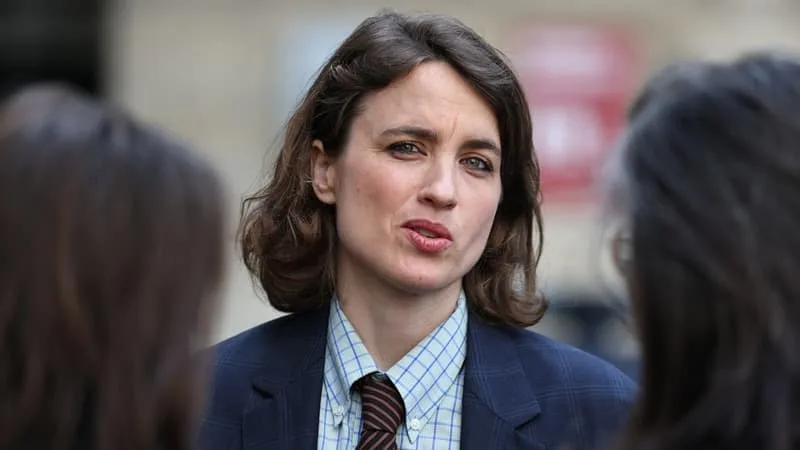 « VISER JUSTE » D’ADÈLE HAENEL, UNE ENQUÊTE SUR « LA DISPARITION DE L’ENFANT » QU’ELLE ÉTAIT
