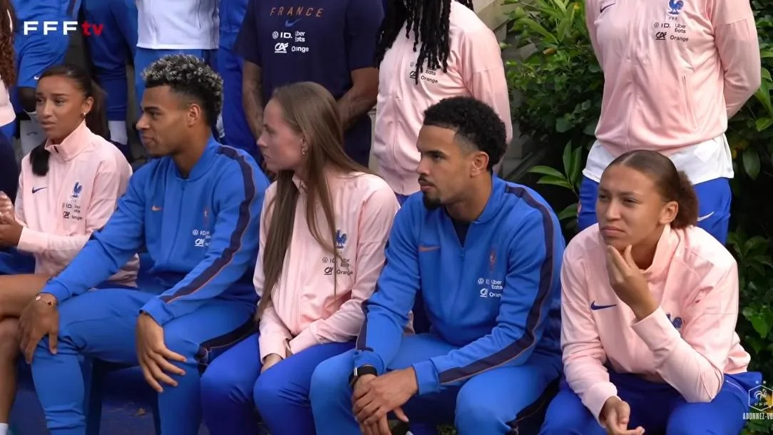 CE DÉTAIL DE LA PHOTO DES ÉQUIPES DE FRANCE FÉMININE ET MASCULINE DE FOOT FAIT GRINCER DES DENTS