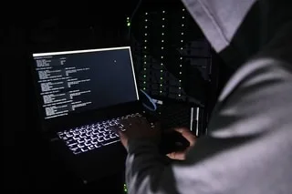« ON N’A ACCÈS À RIEN » : LA DIFFICILE RENTRÉE DES CHEFS D’ÉTABLISSEMENT APRÈS UNE CYBERATTAQUE D’ENVERGURE NATIONALE