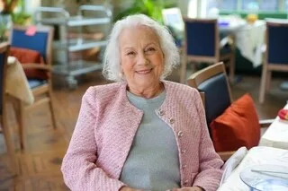 « AUSSI DRÔLE QUE TOUCHANTE » : KEV ADAMS REND HOMMAGE À CLAUDETTE WALKER (« MAISON DE RETRAITE »), DÉCÉDÉE À 86 ANS