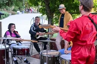 ACCROCHE-CŒURS : « DE L’ART BRUT, NAÏF ET SINGULIER » : AVEC L’INSTRUMENTARIUM, LES NÉOPHYTES DEVIENNENT MUSICIENS D’UN JOUR