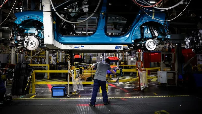 « IL Y A DES MALAISES, DES GENS QUI VOMISSENT »: DANS L’INDUSTRIE AUTOMOBILE, LES SALARIÉS ÉCRASÉS PAR LA CHALEUR DANS LES USINES MAIS « C’EST LA PRODUCTION AVANT TOUT »