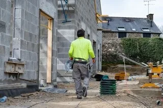 DES OUVRIERS TOMBENT SUR UN COFFRE REMPLI D’OR CACHÉ DANS UN MUR EN BELGIQUE : LE TRÉSOR EST ESTIMÉ À 9 MILLIONS D’EUROS