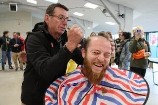 « MOINS T’AS DE CHEVEUX, MOINS TU PAIES » : CHAUVE QUI PEUT, FÊTE QUI CÉLÈBRE LA CALVITIE, DE RETOUR EN CÔTES-D’ARMOR