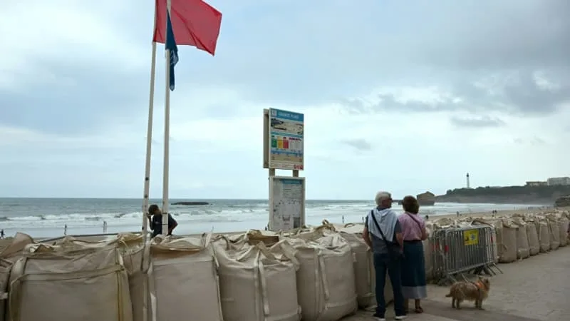VACANCES À LA PLAGE: SI VOUS VOUS BAIGNEZ ALORS QUE LE DRAPEAU EST ROUGE, VOUS RISQUEZ UNE GROSSE AMENDE