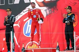 F1. « JE M’IMAGINAIS GAGNER AVEC CETTE VOITURE » : LEWIS HAMILTON SAVOURE SON PREMIER SUCCÈS AVEC FERRARI À BARCELONE