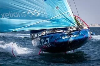 DIRECT. MINI ATLANTIQUE : SUIVEZ LA CARTOGRAPHIE ET LES CLASSEMENTS DE LA COURSE ENTRE LES SABLES ET HORTA EN TEMPS RÉEL