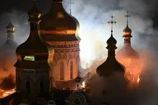 EN IMAGES. GUERRE EN UKRAINE : LA CATHÉDRALE DE LA DORMITION EN FEU APRÈS DES FRAPPES RUSSES