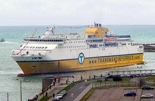 INTERPELLÉS DANS UN PORT TRANSMANCHE NORMAND, EN VOULANT FAIRE PASSER DEUX HOMMES DANS DES SACS DE SPORT