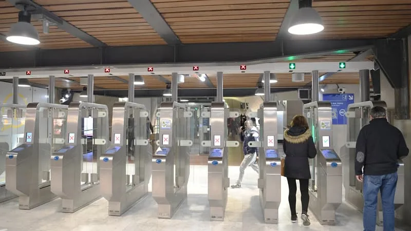 3,35 EUROS LE TRAJET ET SANS CORRESPONDANCE: ON POURRA BIENTÔT PAYER DIRECTEMENT PAR CARTE BANCAIRE POUR PRENDRE LE MÉTRO PARISIEN (MOYENNANT UN SURCOÛT)