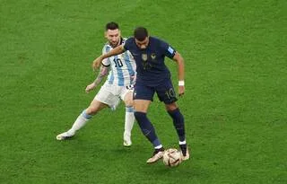COUPE DU MONDE. EN 2022, KYLIAN MBAPPÉ A FAIT SIGNER LE BALLON DE LA FINALE PERDUE PAR LIONEL MESSI