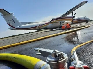 INCENDIE DANS LA FORÊT DE FONTAINEBLEAU : LES BOMBARDIERS D’EAU VIENNENT SE RAVITAILLER À L’AÉROPORT D’ANGERS-MARCÉ