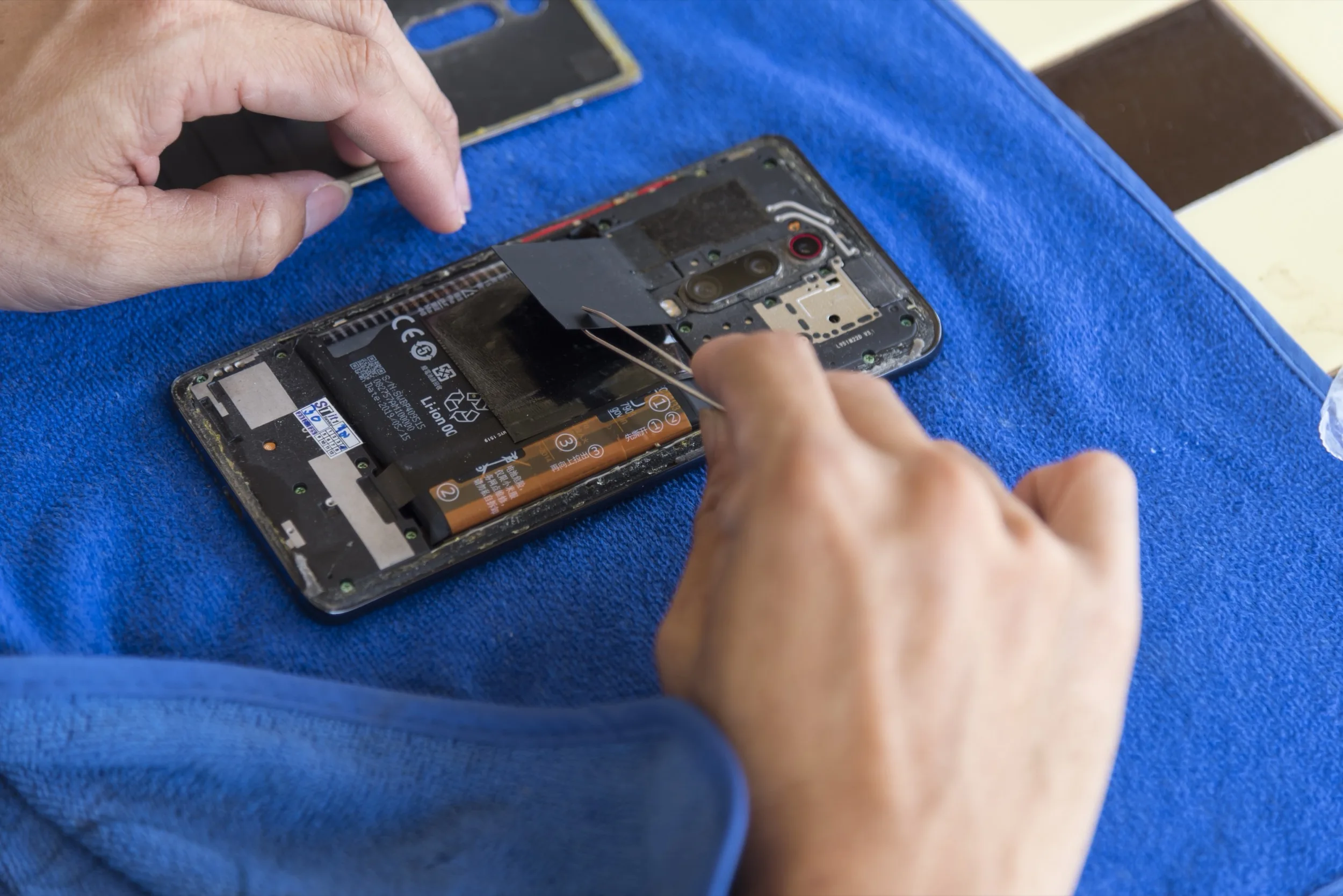 DÈS 2027, LES BATTERIES AMOVIBLES SERONT OBLIGATOIRES, MAIS PAS POUR VOTRE SMARTPHONE