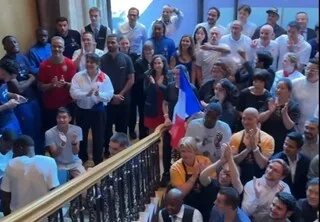 COUPE DU MONDE. L’ÉQUIPE DE FRANCE QUITTE SON CAMP DE BASE À BOSTON AVEC UNE ÉMOUVANTE ACCLAMATION DES SALARIÉS