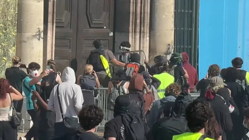 MANIFESTATIONS DU 17 OCTOBRE: DES MANIFESTANTS S’INTRODUISENT DANS LA MAIRIE DE MARSEILLE, LE MAIRE BENOÎT PAYAN DÉNONCE DES ACTES « INACCEPTABLES »