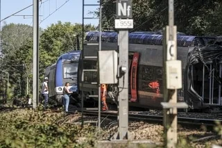 APRÈS L’ACCIDENT DE TRAIN EN NORMANDIE, BEAUCOUP DE QUESTIONS ET D’INQUIÉTUDE